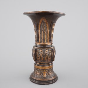 A Chinese archaistic bronze parcel-gilt gu beaker vase, 17/18th C — 照片 3