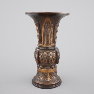 A Chinese archaistic bronze parcel-gilt gu beaker vase, 17/18th C — 照片 4
