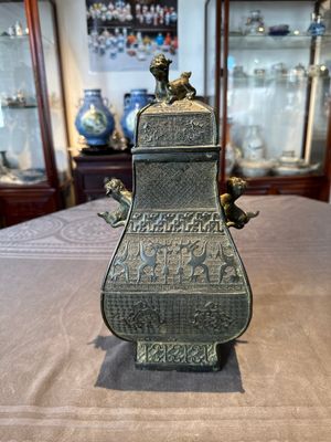 A Chinese archaistic bronze ritual wine vessel and cover in Western Zhou-style, 'fang hu 方壺', Ming — foto 1