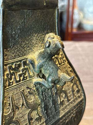 A Chinese archaistic bronze ritual wine vessel and cover in Western Zhou-style, 'fang hu 方壺', Ming — foto 11