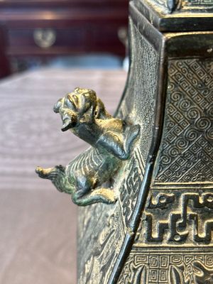 A Chinese archaistic bronze ritual wine vessel and cover in Western Zhou-style, 'fang hu 方壺', Ming — foto 12