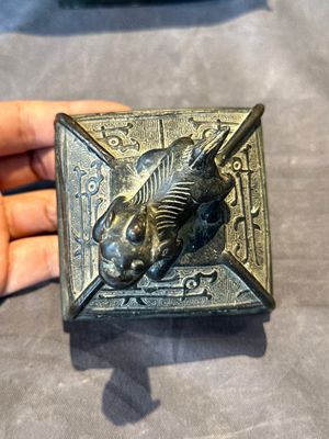 A Chinese archaistic bronze ritual wine vessel and cover in Western Zhou-style, 'fang hu 方壺', Ming — foto 15