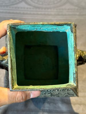 A Chinese archaistic bronze ritual wine vessel and cover in Western Zhou-style, 'fang hu 方壺', Ming — foto 17