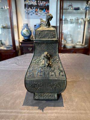 A Chinese archaistic bronze ritual wine vessel and cover in Western Zhou-style, 'fang hu 方壺', Ming — foto 2