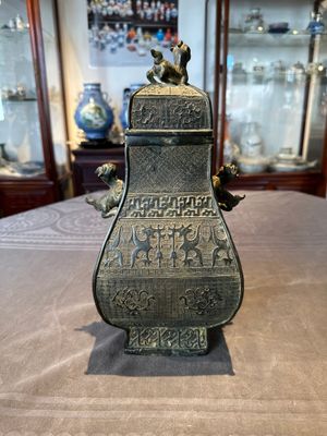 A Chinese archaistic bronze ritual wine vessel and cover in Western Zhou-style, 'fang hu 方壺', Ming — foto 3