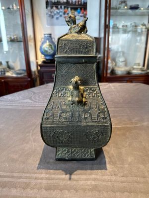 A Chinese archaistic bronze ritual wine vessel and cover in Western Zhou-style, 'fang hu 方壺', Ming — foto 4