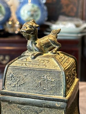 A Chinese archaistic bronze ritual wine vessel and cover in Western Zhou-style, 'fang hu 方壺', Ming — foto 5