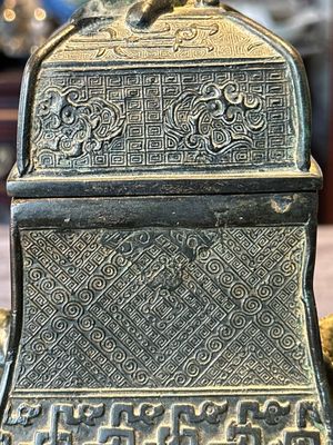 A Chinese archaistic bronze ritual wine vessel and cover in Western Zhou-style, 'fang hu 方壺', Ming — foto 6