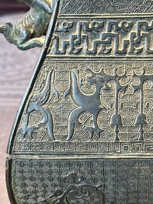 A Chinese archaistic bronze ritual wine vessel and cover in Western Zhou-style, 'fang hu 方壺', Ming — foto 8