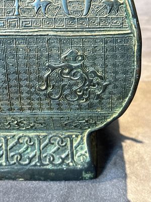 A Chinese archaistic bronze ritual wine vessel and cover in Western Zhou-style, 'fang hu 方壺', Ming — foto 9