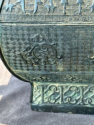 A Chinese archaistic bronze ritual wine vessel and cover in Western Zhou-style, 'fang hu 方壺', Ming — foto 10
