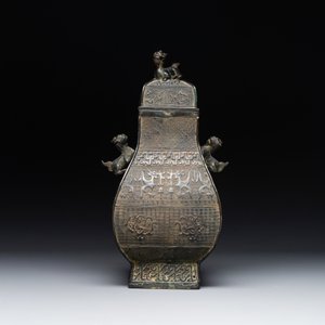 A Chinese archaistic bronze ritual wine vessel and cover in Western Zhou-style, 'fang hu 方壺', Ming — foto 2