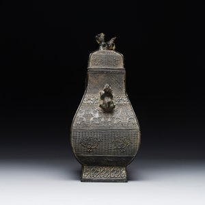 A Chinese archaistic bronze ritual wine vessel and cover in Western Zhou-style, 'fang hu 方壺', Ming — foto 3