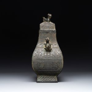 A Chinese archaistic bronze ritual wine vessel and cover in Western Zhou-style, 'fang hu 方壺', Ming — foto 5