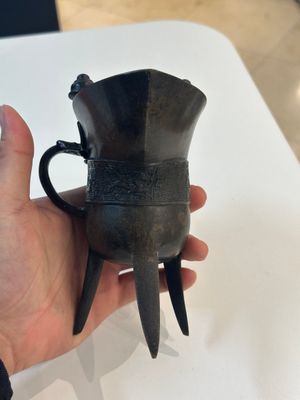 A Chinese archaistic bronze ritual wine vessel, 'jue 爵', 17/18th C. — photo 2