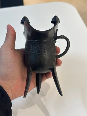 A Chinese archaistic bronze ritual wine vessel, 'jue 爵', 17/18th C. — photo 4