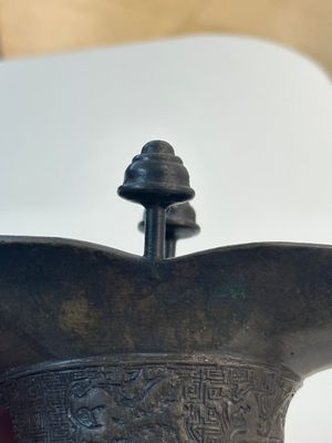 A Chinese archaistic bronze ritual wine vessel, 'jue 爵', 17/18th C. — photo 6