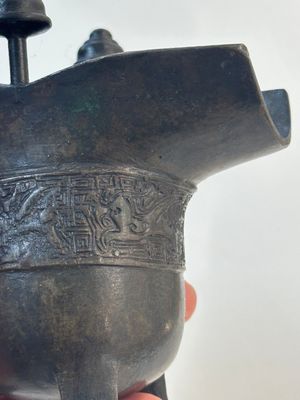 A Chinese archaistic bronze ritual wine vessel, 'jue 爵', 17/18th C. — photo 7