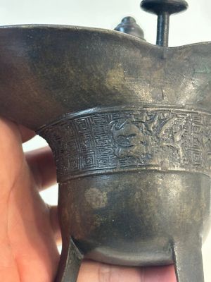 A Chinese archaistic bronze ritual wine vessel, 'jue 爵', 17/18th C. — photo 8