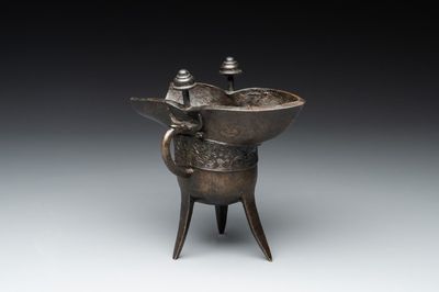 A Chinese archaistic bronze ritual wine vessel, 'jue 爵', 17/18th C.