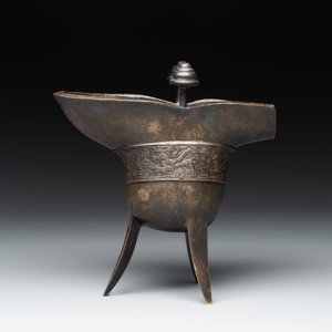 A Chinese archaistic bronze ritual wine vessel, 'jue 爵', 17/18th C. — photo 3