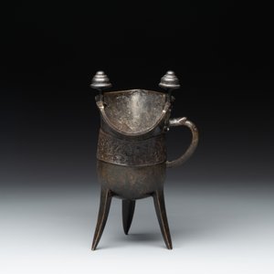 A Chinese archaistic bronze ritual wine vessel, 'jue 爵', 17/18th C. — photo 4