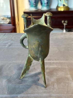 A Chinese archaistic bronze ritual wine vessel, 'jue 爵', Song — photo 2