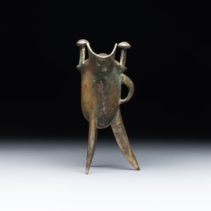 A Chinese archaistic bronze ritual wine vessel, 'jue 爵', Song — photo 2