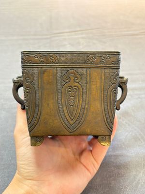 A Chinese archaistic bronze square censer with two handles, Xuande mark, Qing — photo 1
