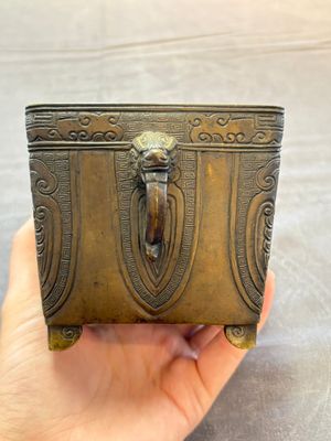 A Chinese archaistic bronze square censer with two handles, Xuande mark, Qing — photo 2