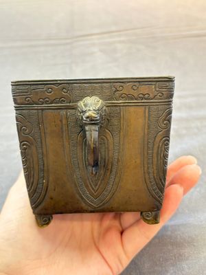 A Chinese archaistic bronze square censer with two handles, Xuande mark, Qing — photo 4