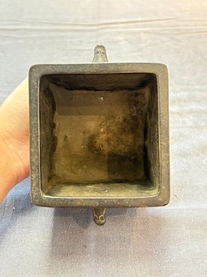 A Chinese archaistic bronze square censer with two handles, Xuande mark, Qing — photo 5