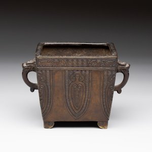 A Chinese archaistic bronze square censer with two handles, Xuande mark, Qing — photo 1
