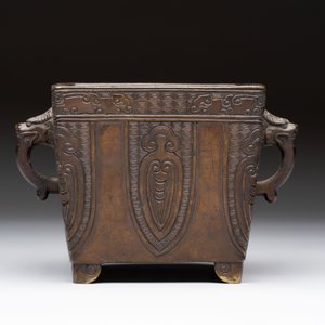 A Chinese archaistic bronze square censer with two handles, Xuande mark, Qing — photo 2