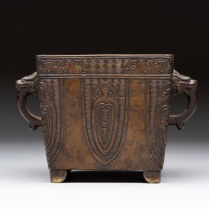 A Chinese archaistic bronze square censer with two handles, Xuande mark, Qing — photo 4