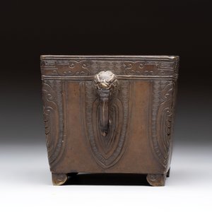 A Chinese archaistic bronze square censer with two handles, Xuande mark, Qing — photo 5