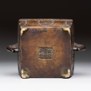 A Chinese archaistic bronze square censer with two handles, Xuande mark, Qing — photo 7