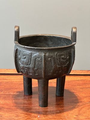 A Chinese archaistic bronze tripod censer on wooden stand, 'ding', Song/Ming — 照片 1