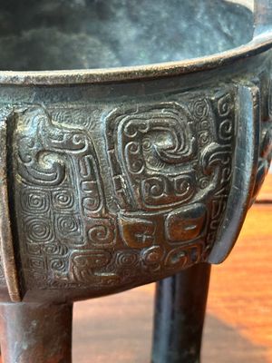 A Chinese archaistic bronze tripod censer on wooden stand, 'ding', Song/Ming — 照片 7