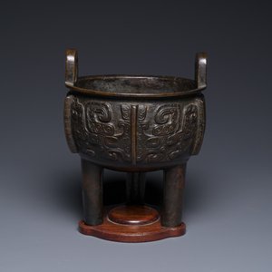 A Chinese archaistic bronze tripod censer on wooden stand, 'ding', Song/Ming — 照片 1