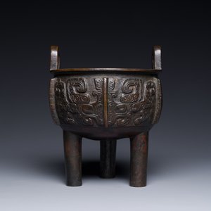 A Chinese archaistic bronze tripod censer on wooden stand, 'ding', Song/Ming — 照片 4