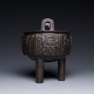 A Chinese archaistic bronze tripod censer on wooden stand, 'ding', Song/Ming — 照片 5