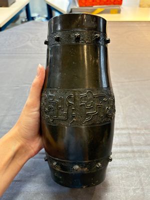 A Chinese archaistic bronze vase and a tripod censer, Yuan — 照片 1