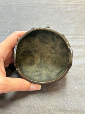 A Chinese archaistic bronze vase and a tripod censer, Yuan — 照片 11