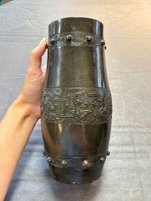 A Chinese archaistic bronze vase and a tripod censer, Yuan — 照片 2