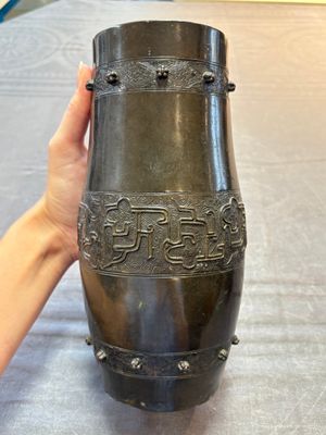 A Chinese archaistic bronze vase and a tripod censer, Yuan — 照片 3