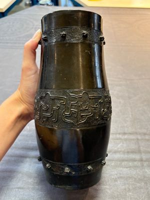 A Chinese archaistic bronze vase and a tripod censer, Yuan — 照片 4