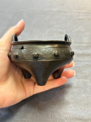 A Chinese archaistic bronze vase and a tripod censer, Yuan — 照片 7