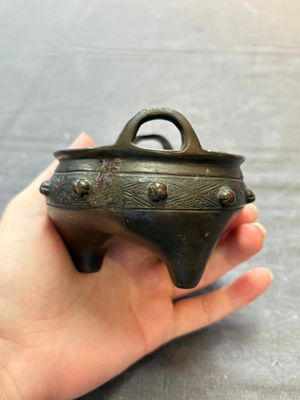 A Chinese archaistic bronze vase and a tripod censer, Yuan — 照片 8