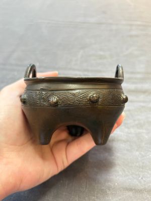 A Chinese archaistic bronze vase and a tripod censer, Yuan — 照片 9